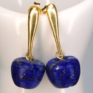 Puede incluir: Un par de pendientes de oro con colgantes de manzana de lapislázuli azul.