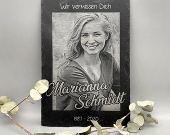 Gedenktafel "Wir vermissen Dich" -  Schiefertafel inkl. Gravur als Gedenkstein personalisiert mit Foto