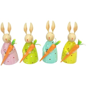 Könnte beinhalten: Vier dekorative Osterhasen-Figuren. Jeder Hase hält eine Karotte und trägt ein gepunktetes Kleid in Rosa, Grün, Blau und Gelb. Die Hasen haben lange Ohren und sind aus Holz.
