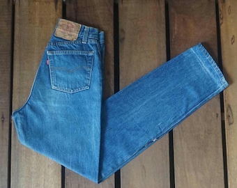 Vaqueros Levi's 501 de los 80: Denim desgastado con efecto piedra, cintura alta estilo "mom fit" (W25/26)