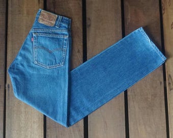 Jeans Levi's 501 vintage de los años 80: mezclilla azul oscuro de cintura alta, hechos en EE. UU.