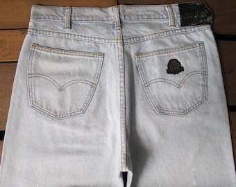 Vaqueros Levi's Fontana de los años 90, lavados a la piedra en