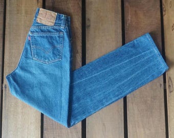 Jeans Levi's 501 vintage de los años 80: Jeans estilo mom jeans de mezclilla oscura, talla W24, hechos en EE. UU.