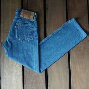 90er Jahre Levi Strauss & Co 501 Fit Dunkelblaue Jeans mit geradem Bein Herren W25 Vintage Levis 501 High Waist Mom Jeans Knopfleiste Made In USA