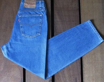Jeans Levi's 501 vintage: mezclilla azul desteñida de los años 90, cintura alta, hechos en EE. UU., talla W24