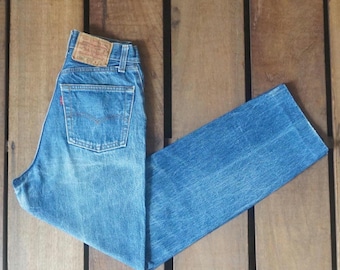 Jeans Levi's 501 de los años 80: mezclilla azul desteñida, corte mom fit de cintura alta (W25)