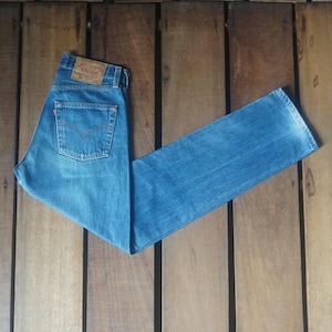 90er Jahre Levi Strauss & Co 501 Für Frauen Gerades Bein verblasster Blauer Denim W26 Vintage Levis 6501-0115 Hohe Taille Mom Jeans Knopfleiste Made In USA