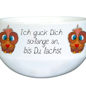 Könnte beinhalten: Weiße Keramikschüssel mit zwei Cartoon-Eulen, die rote Herzen halten. Die Eulen haben braune Federn, blaue Augen und orangefarbene Schnäbel. Der Text auf der Schüssel lautet "Ich guck Dich solange an, bis Du lachst".