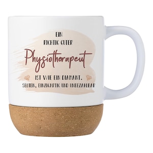 Könnte beinhalten: Weiße Keramiktasse mit Korkuntersetzer. Die Tasse hat ein rosafarbenes Aquarelldesign mit dem Text "Ein richtig guter Physiotherapeut ist wie ein Diamant. Selten, einzigartig und unbezahlbar".