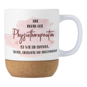Könnte beinhalten: Weiße Keramiktasse mit Korkuntersetzer. Die Tasse hat ein rosafarbenes Aquarelldesign mit dem Text "Eine richtig gute Physiotherapeutin ist wie ein Diamant. Selten, einzigartig und unbezahlbar".
