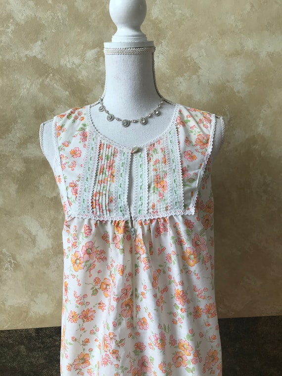Vintage White with Pink and Orange Flowers and Gr… - image 8