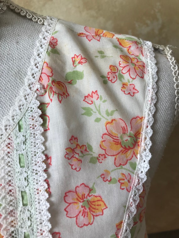 Vintage White with Pink and Orange Flowers and Gr… - image 9