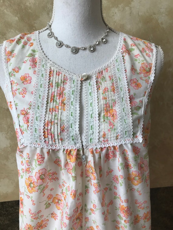 Vintage White with Pink and Orange Flowers and Gr… - image 4