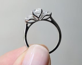 Three Stone 1.5ct Round Cut Engagement Ring Round Cut Moissanite Ring 14K Gold Trilogy Wedding Ring For Women Anniversary Gift Proposal Ring