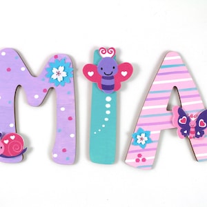Puerta de madera para guardería de niñas con letras