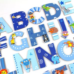 Letras de madera para puerta de habitación infantil con motivos a juego