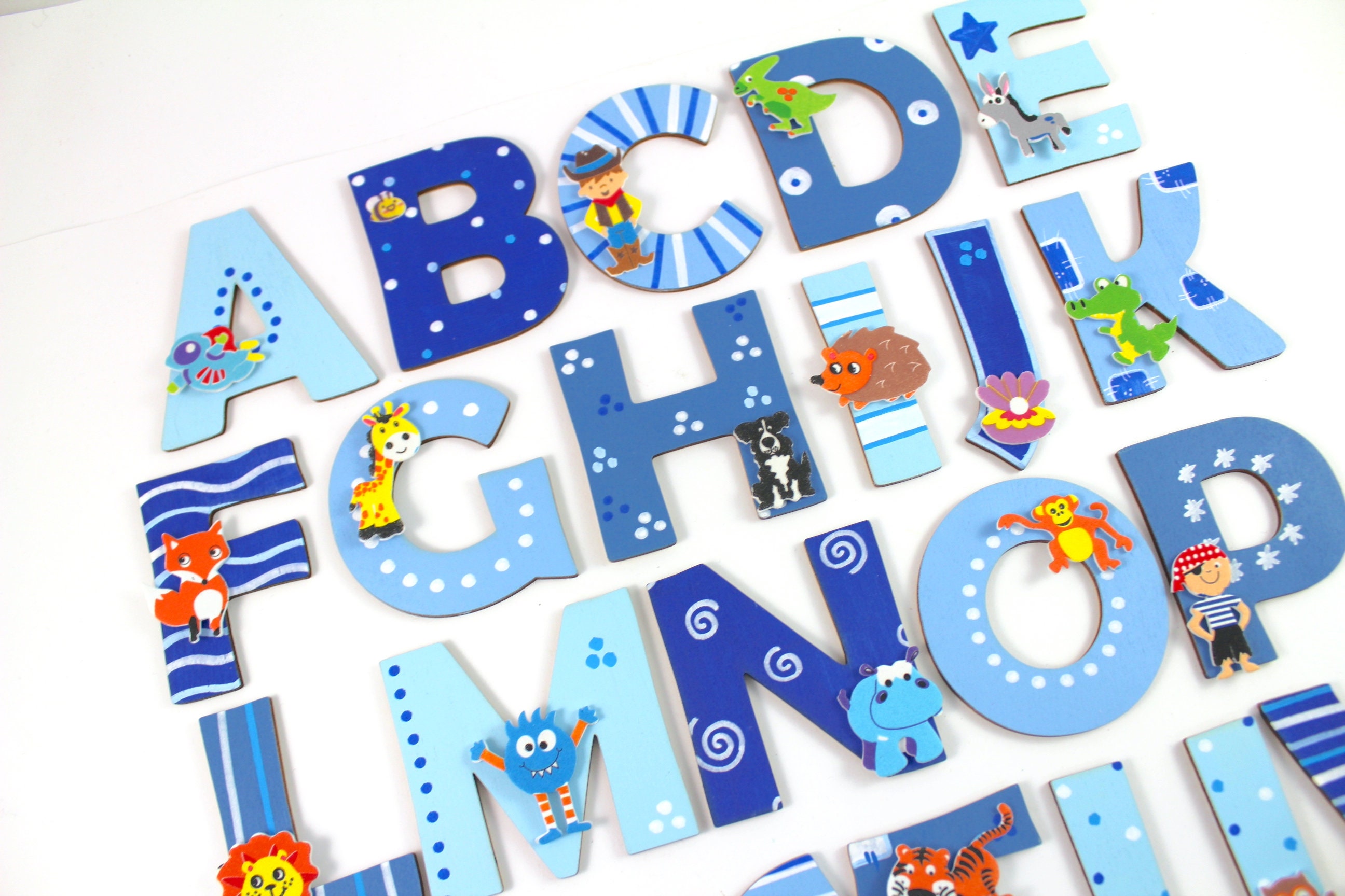 Porta de quarto infantil com letras de madeira e motivos combinando