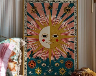 Könnte beinhalten: Ein gerahmter Kunstdruck mit einer stilisierten Sonne mit lächelndem Gesicht, die gelbe und rote Strahlen vor einem rosa- und türkisfarbenen Hintergrund ausstrahlt. Das Kunstwerk enthält Sterne und florale Elemente mit einem dekorativen Rand.