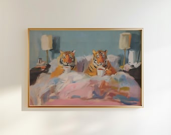 Könnte beinhalten: Ein gerahmtes Gemälde zeigt zwei Tiger im Bett, jeder mit einer Tasse. Das Kunstwerk hat einen goldenen Rahmen, eine hellblaue Wand und ein Bett mit rosa und weißer Bettwäsche. Lampen und ein Nachttisch sind sichtbar.