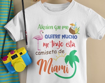 T-shirt Alguien que me quiere mucho me trajo esta camiseta de Miami, Souvenir kids T-shirt