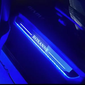 Umbrales de puerta LED de lujo personalizados para coche: inalámbricos, personalizables, multicolor, con sensor inteligente. Diseño interior de Manicci V1.0 (2 delanteros).