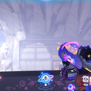 Könnte beinhalten: Eine lebendige, futuristische Videospielszene mit einem blau-violetten roboterartigen Charakter, einem schwebenden blauen Teddybären und Weltraumgrafiken. Der Hintergrund zeigt eine schneebedeckte Landschaft und ein futuristisches Gebäude.