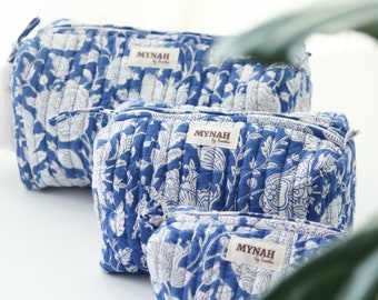 Puede incluir: Tres neceseres acolchados de estampado floral azul y blanco con el nombre de la marca "MYNAH" impreso en cada neceser.