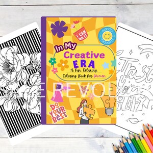 Puede incluir: Un libro para colorear amarillo, negro y morado con el t&iacute;tulo "In My Creative Era: Un libro para colorear divertido y relajante para mujeres". La portada presenta a una mujer sosteniendo una pieza de rompecabezas y una bombilla, junto con otras ilustraciones coloridas.
