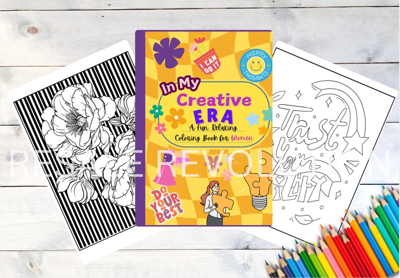Puede incluir: Un libro para colorear amarillo, negro y morado con el t&iacute;tulo "In My Creative Era: Un libro para colorear divertido y relajante para mujeres". La portada presenta a una mujer sosteniendo una pieza de rompecabezas y una bombilla, junto con otras ilustraciones coloridas.