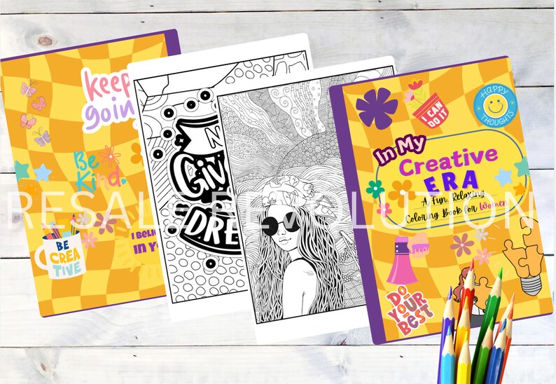 Puede incluir: Un libro para colorear amarillo y naranja con el t&iacute;tulo "In My Creative Era: A Fun Relaxing Coloring Book for Women". La portada presenta un patr&oacute;n a cuadros, flores y una bombilla con una pieza de rompecabezas.