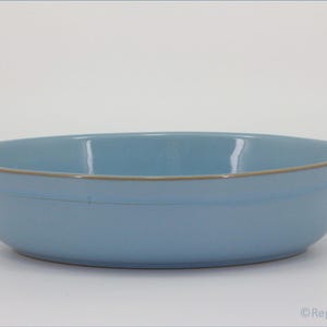 以下が含まれることがあります： 淡い青色の楕円形のベーキングディッシュ。両側に取っ手が付いています。縁には薄いライトブラウンのアクセントがあります。グラタンなどの料理を焼くのに適しています。長さ約30cm。