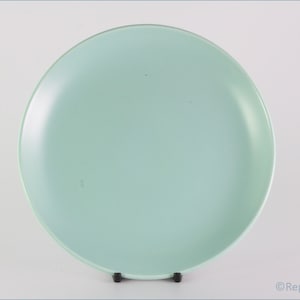 Puede incluir: Un plato de cerámica de color azul claro.