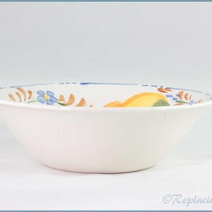 Könnte beinhalten: Eine weiße Keramikschüssel mit einem blauen, orangefarbenen und gelben Blumendesign. Die Schüssel ist leer und hat einen glatten, abgerundeten Rand.