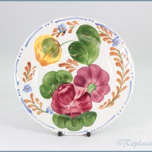 Könnte beinhalten: Ein weißer Keramikteller mit einem Blumendesign. Der Teller zeigt eine rosa Blume mit grünen Blättern und eine gelbe Blume mit grünen Blättern. Der Teller hat einen blauen und weißen Rand.