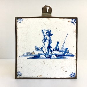 Può includere: Una tazza di ceramica bianca con manico nero e la scritta "But first, coffee" in nero, con un carattere a mano. La tazza è su una superficie bianca.