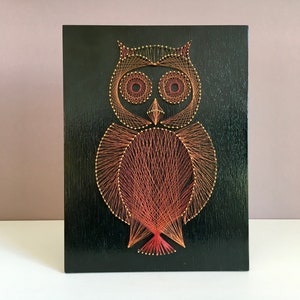 Vintage Eule Uhu Kauz Fadenbild Nagelbild Bild Wandbild Kupfer Draht Drahtbild Deko auf Holz schwarz orange 50er 60er