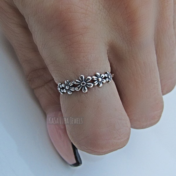 Oxidized Daisy Sterling Silver Ring: Dainty Flower Band