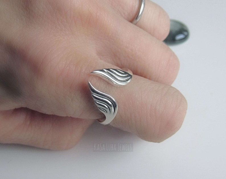 Anillo de alas de plata de ley oxidada - Joyería de ángel ajustable imagen 1