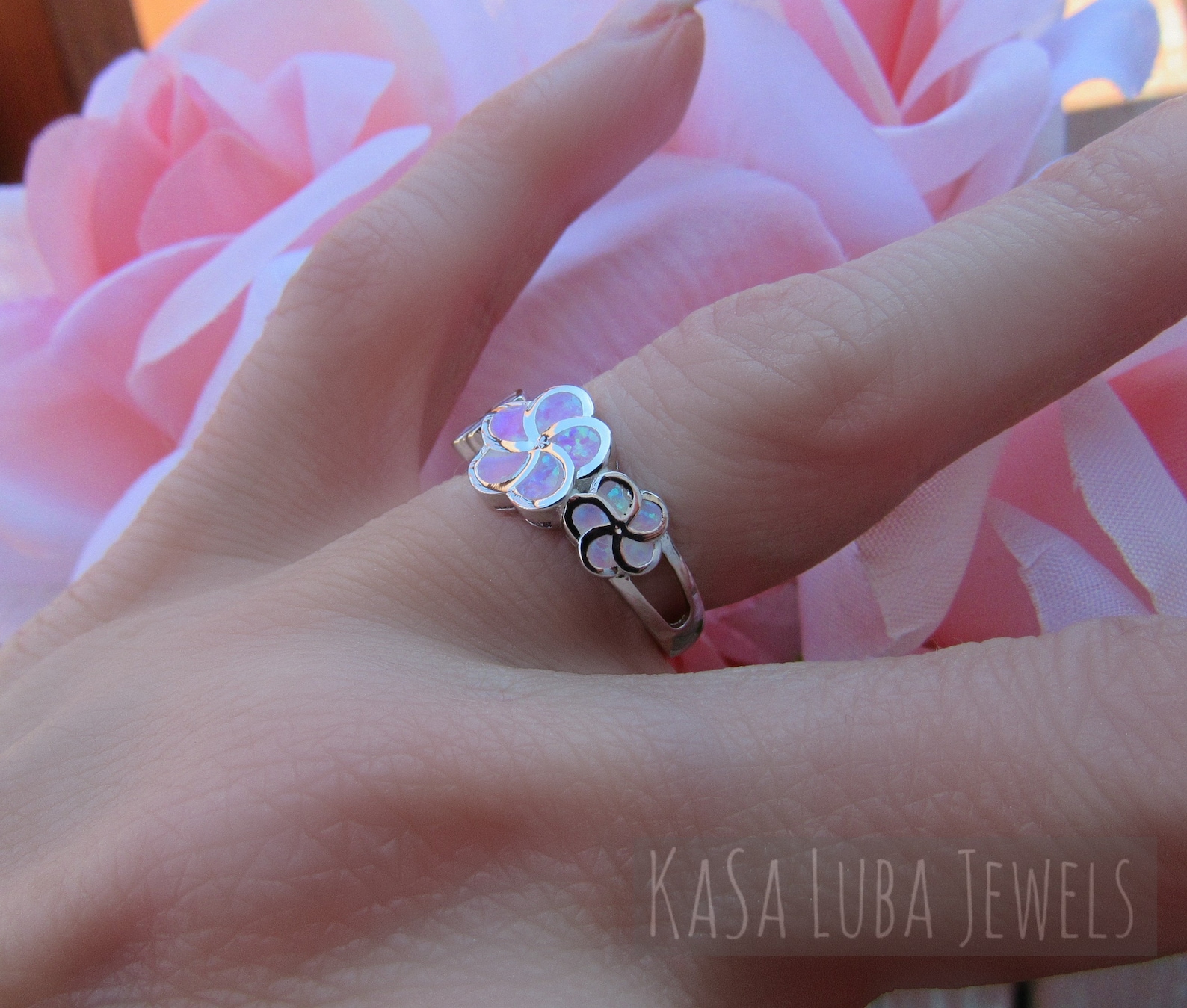 Wear Our Princess Tiara Rings And Feel Like One. Just Like Them, You Should Stand Out & Shine. Made With 925 Sterling Silver, Electroplated In 18K Gold. Ring Band Is Adjustable And - Foto 4