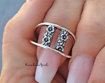 Anillo de plata de ley oxidada con forma de rosa: banda floral