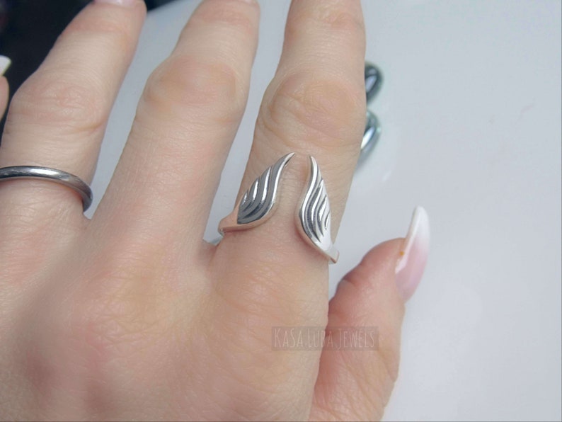 Anillo de alas de plata de ley oxidada - Joyería de ángel ajustable imagen 3