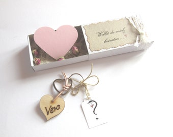 Willst du mich heiraten? - Romantische Box - Schlüsselanhänger - Bio-Rosen-Knospen - Vintage-Stil - Vera - personalisiert - Gravur