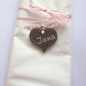 1 Holzanhänger mit Namen - Gastgeschenk - Hochzeit - personalisiert - Holzherz - Herzanhänger - Tischkarte - Platzkarte - Namensschild