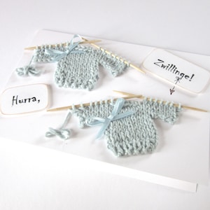 Glückwunschkarte zur Geburt - Zwillinge - B 6 -Karte - Zwei Jungen - Handgestricktes - Pulli - hellblau - 3 D Karte