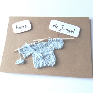 Glückwunschkarte zur Geburt von einem Jungen - Hellbau - Handgestricktes - Gratulationskarte
