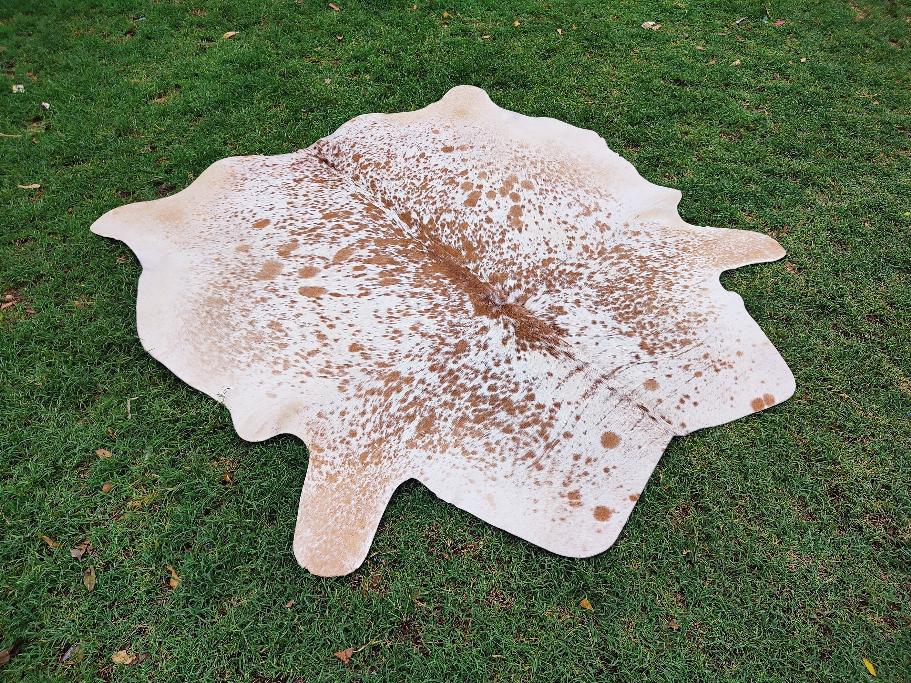 ブラウンとホワイトの牛革ラグ 斑点模様の牛革ラグ 本物の牛革ラグ 毛