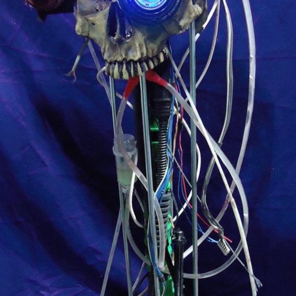 Cyberpunk servo skull life-size cyborg Steampunk post apocalyptic sculpture glow in the dark warhammer 40 k wasteland prop lamp LED light