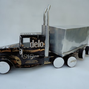Miniatur-Trucker-Anhänger-Lkw, großes Rigg, Semi, Sattelschlepper, Artic, aus recycelten Bierdosen und Plastikflaschenverschlüssen, Maßstab 1:71