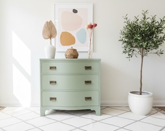 Cómoda serpentina de caoba maciza Heppelwhite