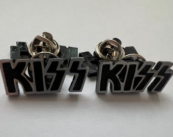 Zestaw 4 metalowych szpilek KISS do koszuli i czapki NOS Band Music o szerokości około 1 cala z cyny